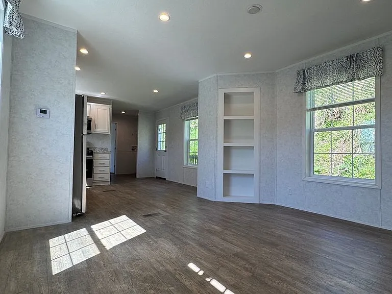 465-1 Royal Manor Rd — Photo 4