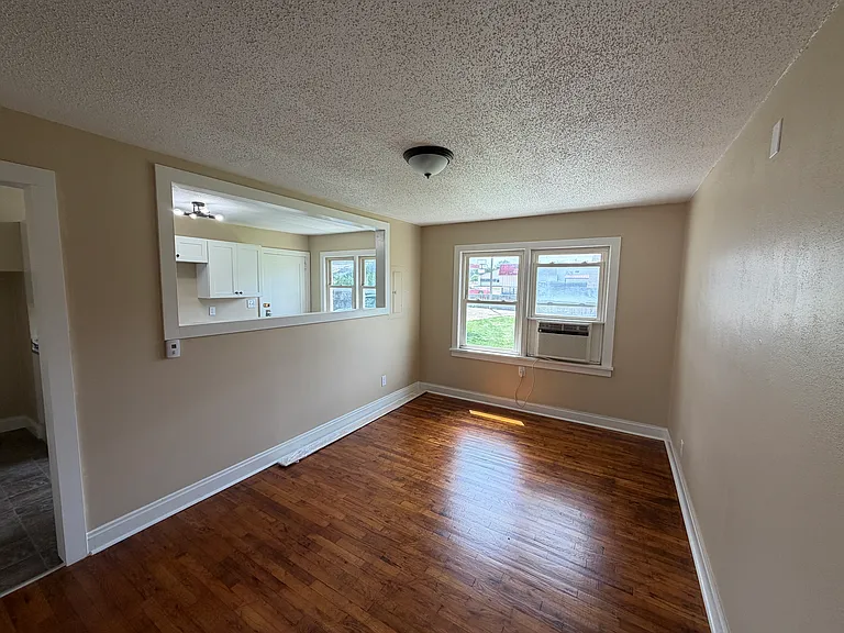 715 N Forest Ave — Photo 6