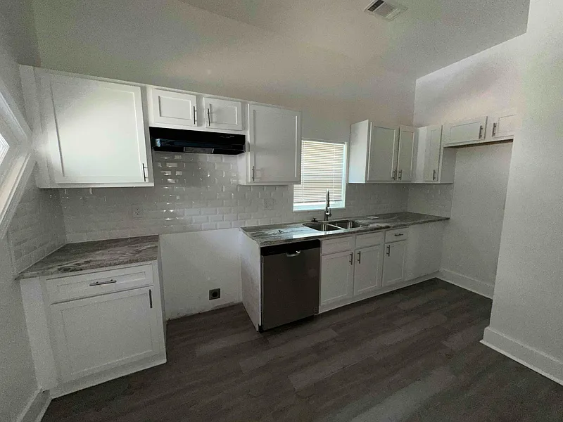 939 Seattle Street — Photo 2