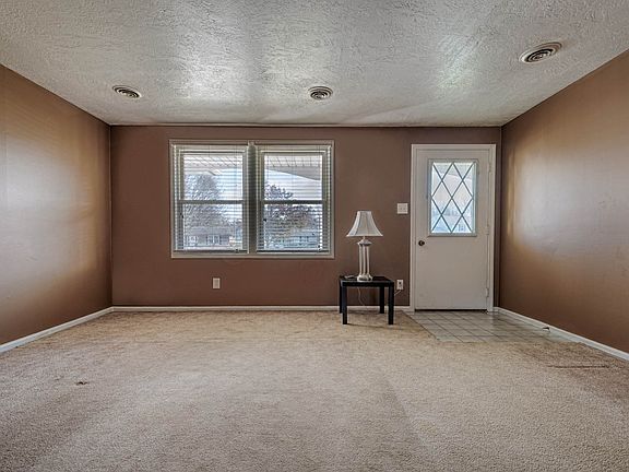 3rd image of 975 Oak Park Dr