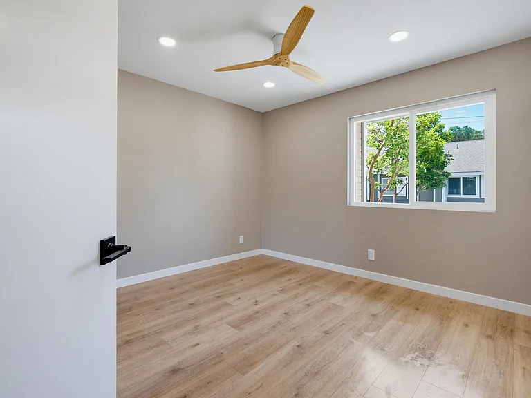 54 Sandalwood — Photo 33