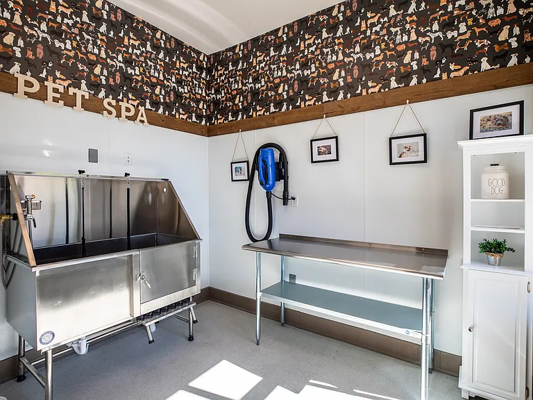 Bucking Horse Apartments — Photo 27