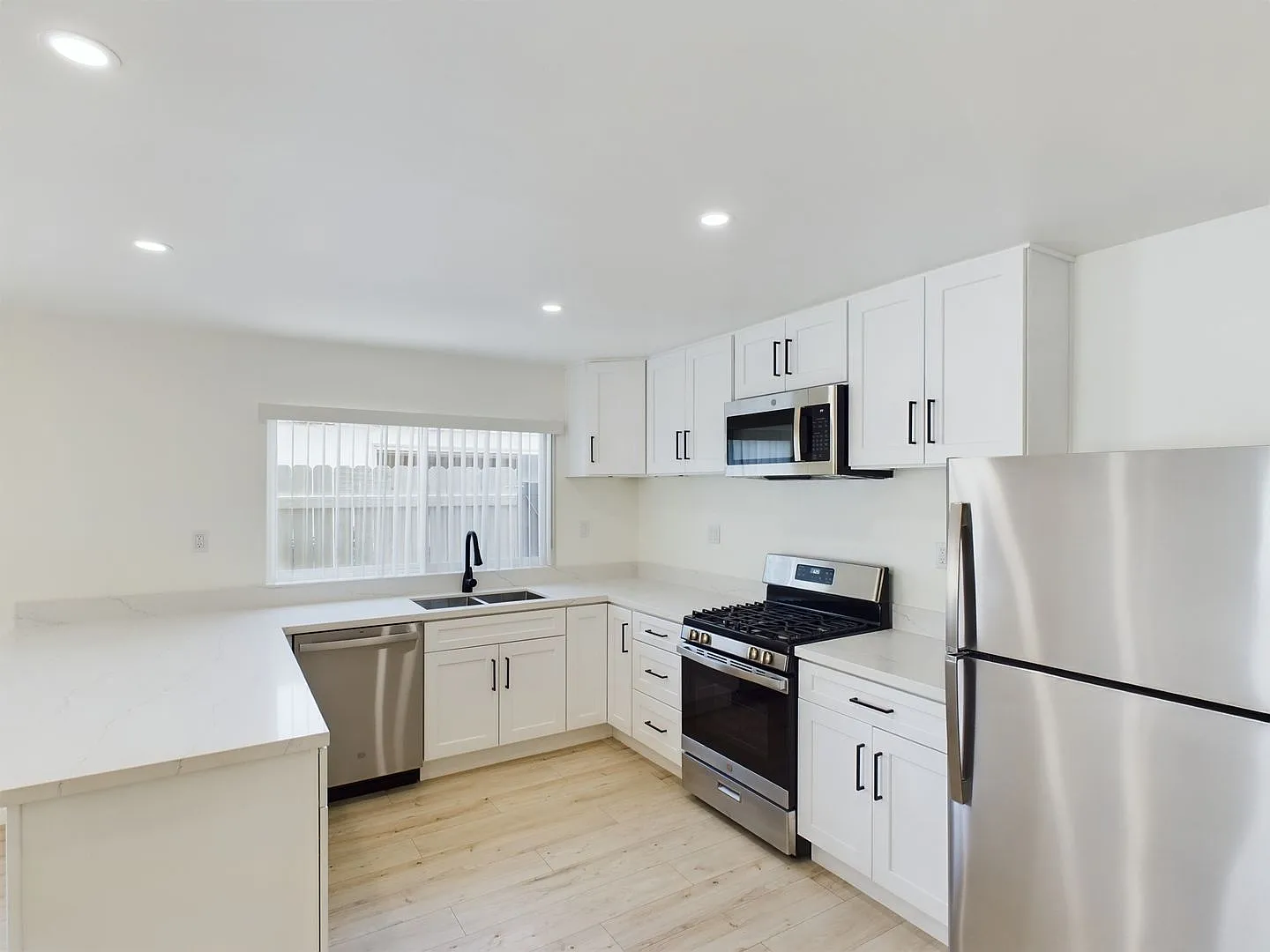 6715-6717 N Elman St — Photo 3