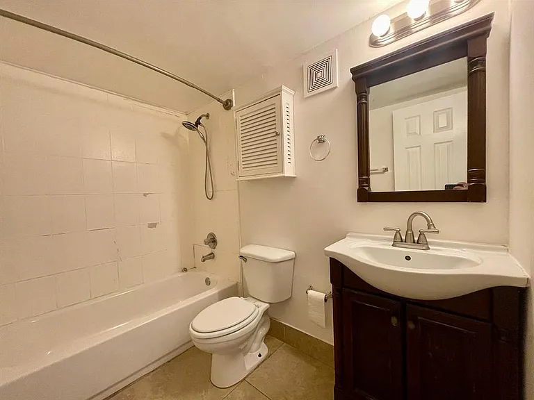601 NE 29th Dr #7 — Photo 8