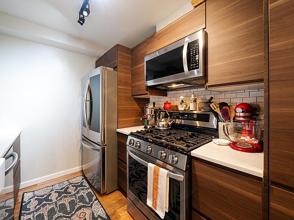 3rd image of 420 Jefferson St APT 3C