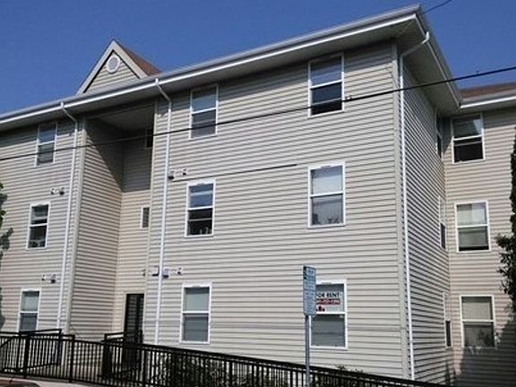 3rd image of 121 NW 21st St APT 23