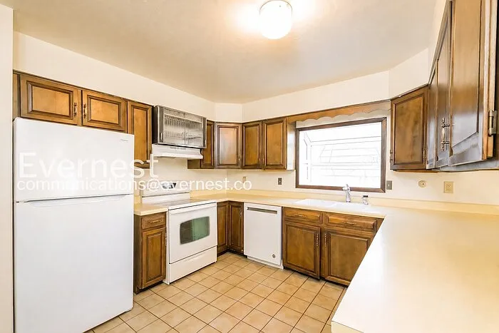 4 bed, 2.5 bath, 3150 sqft, $3,947 — Photo 3