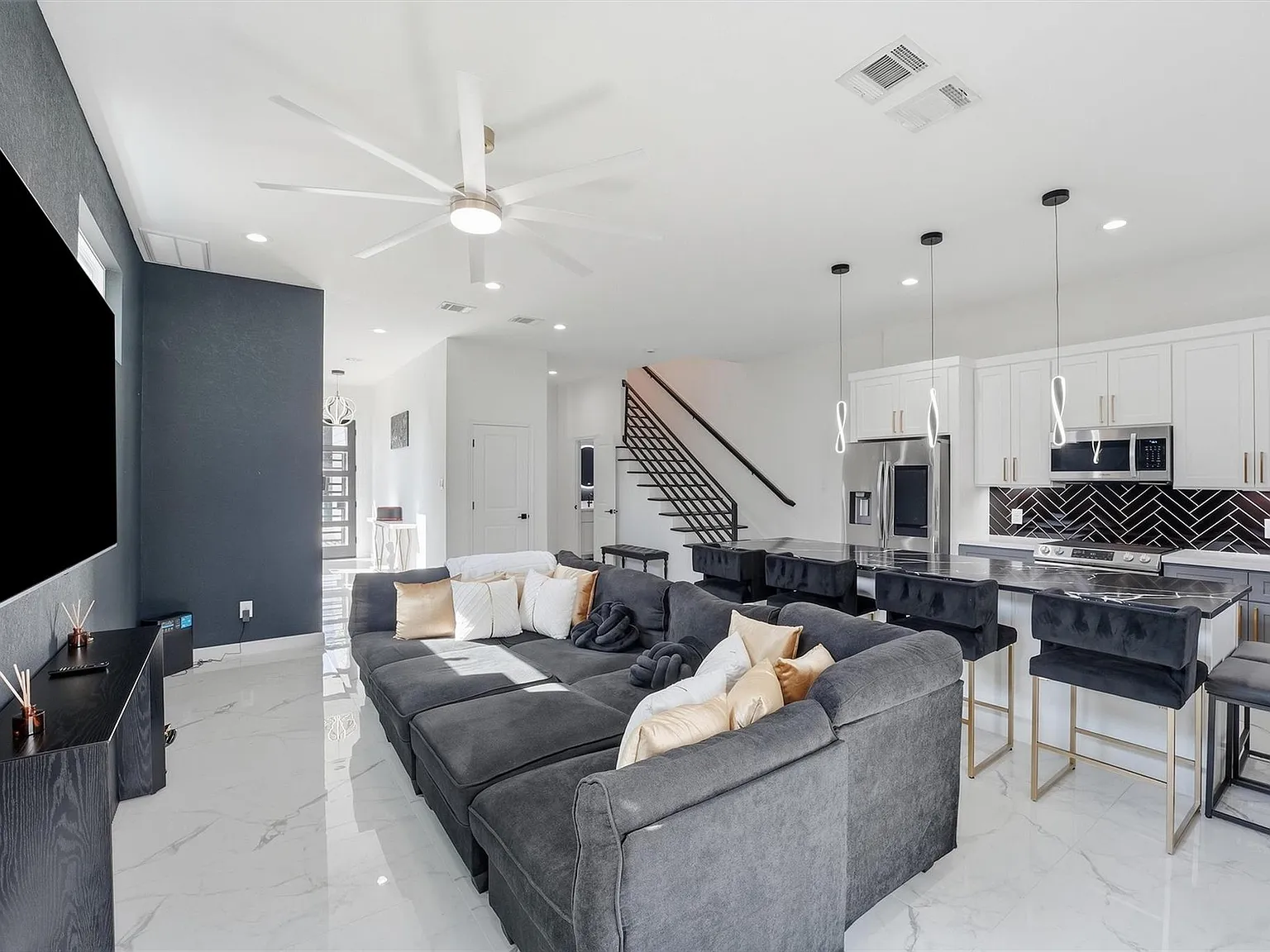 3 bed, 2.0 bath, 3554 sqft, $2,300 — Photo 4