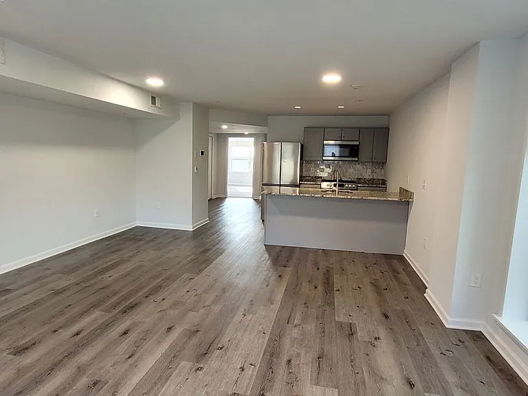 938 E 4th St — Photo 14