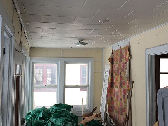 2nd image of 829 W Grand Ave