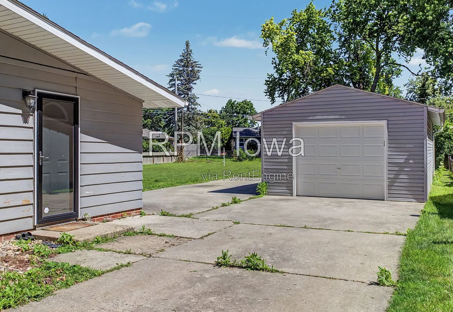 3 bed, 1.0 bath, 892 sqft, $1,545 — Photo 3