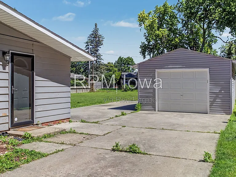 2116 Ferndale Ave — Photo 3