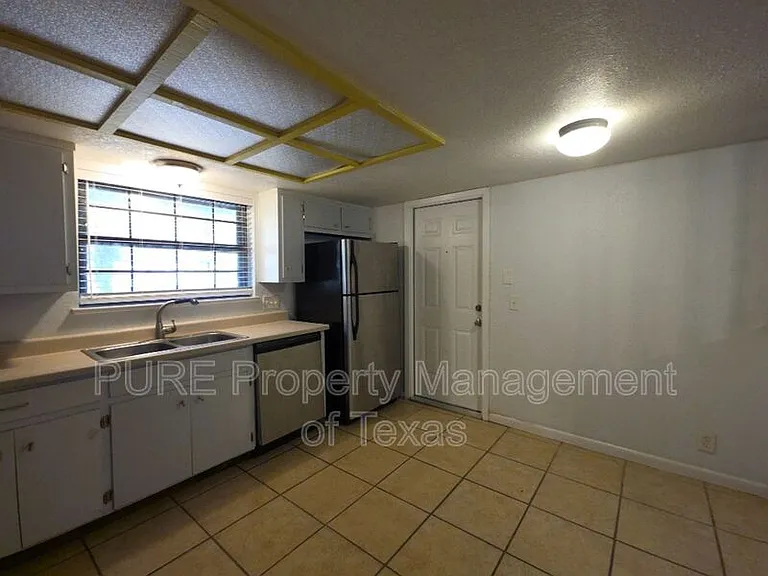 3000 Lakeside Dr — Photo 20