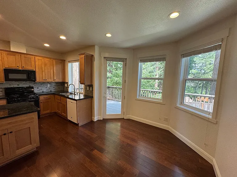 867 Hillcrest Dr — Photo 7