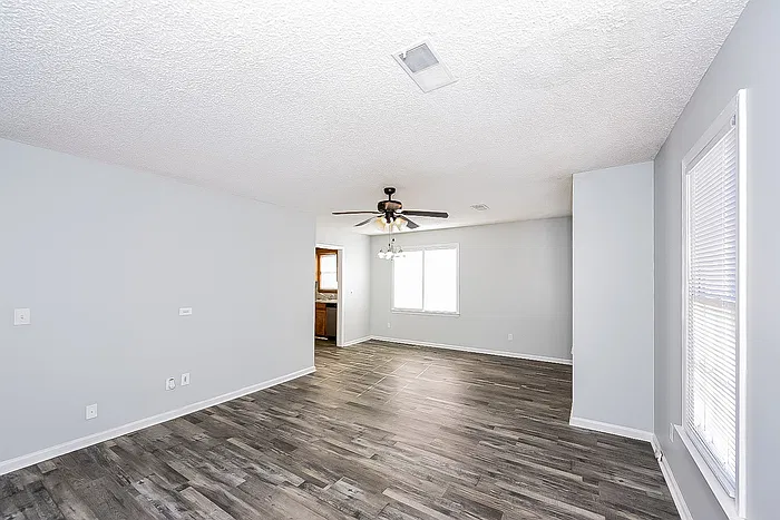4 bed, 2.0 bath, 1459 sqft, $1,645 — Photo 2