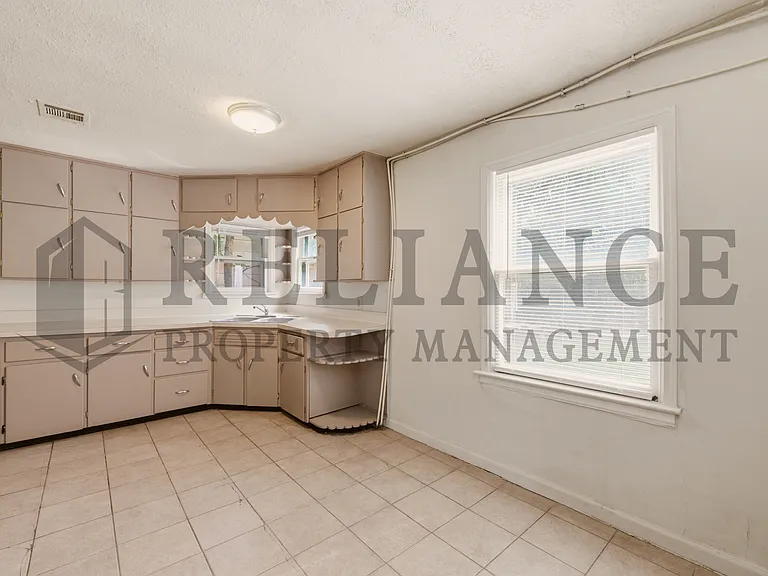 2464 S Washington Ave — Photo 15