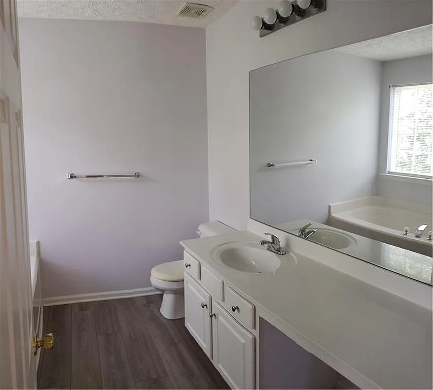 4 bed, 2.5 bath, 2228 sqft, $2,400 — Photo 2