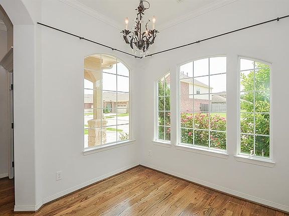 Enjoy working or studying while enjoying natural light!