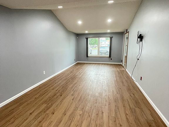 3rd image of 5709 Kendall Ct