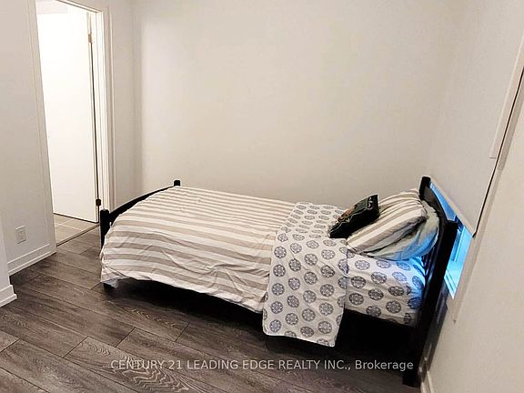 4th image of 10 Spruce Pines Cres Room 1