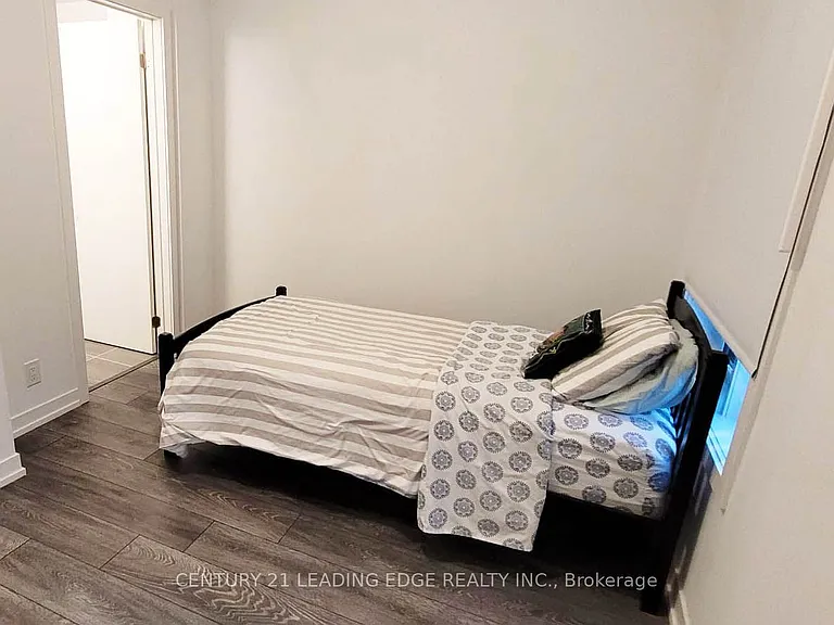 10 Spruce Pines Cres #1 — Photo 4