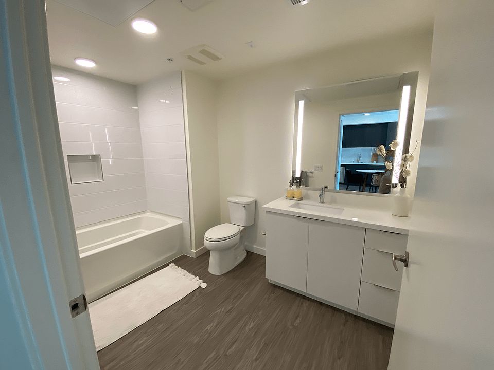 Fusion Hollywood - Bathroom