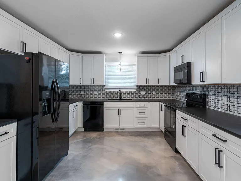 2301 Grant Ln — Photo 11