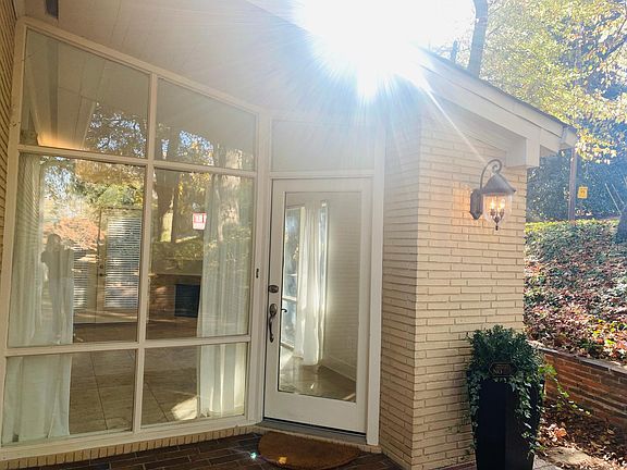 3rd image of 880 Wellesley Dr NW