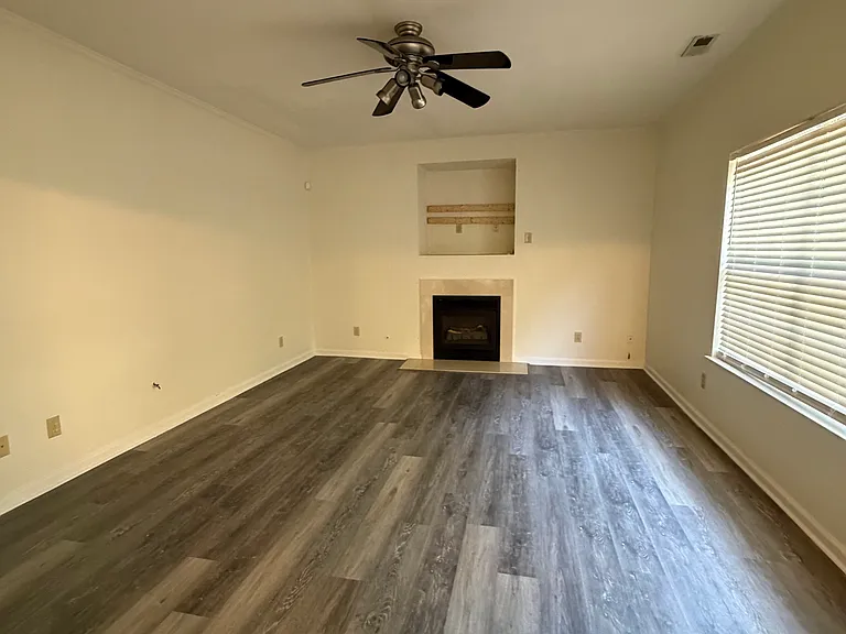 814 Holbrook Dr — Photo 9