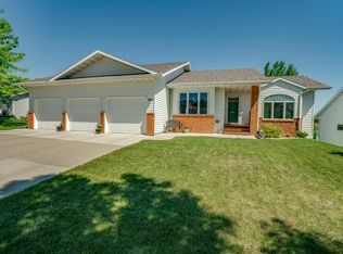814 Mustang Dr, Bismarck, ND 58503