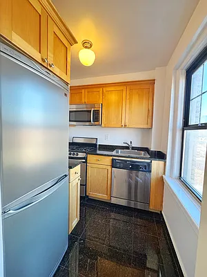 Rented by Manhattan Realty Group | media 8