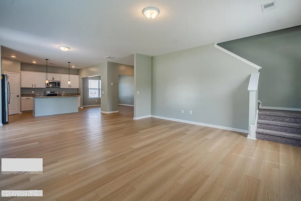 4 bed, 2.5 bath, 2812 sqft, $2,350 — Photo 3