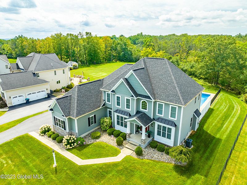 3rd image of 35 Charterpoint Road