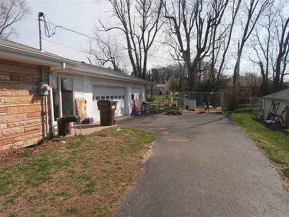 4th image of 521 Ashland St