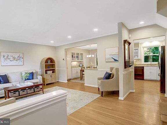 3rd image of 8916 Moreland Ln