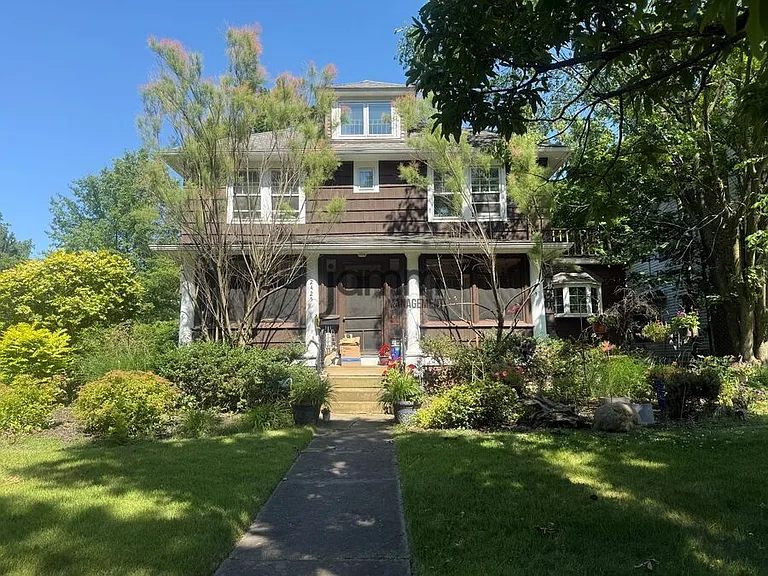 2425 Demington Dr — Photo 2