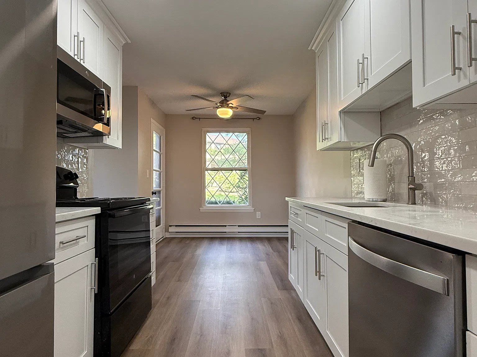 2 bed, 1.5 bath, 1100 sqft, $3,100 — Photo 2