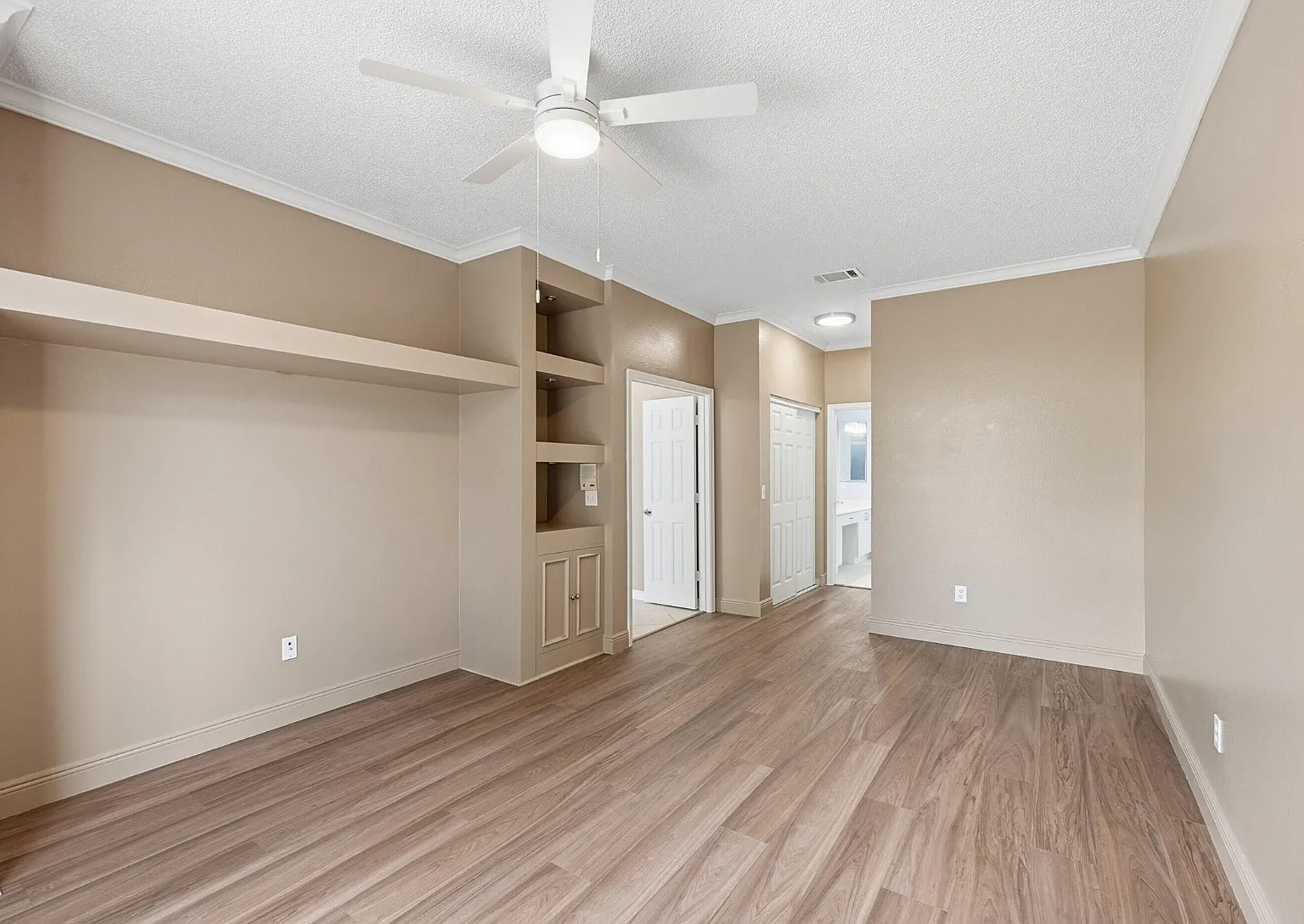 4 bed, 2330 sqft, $4,700 — Photo 4