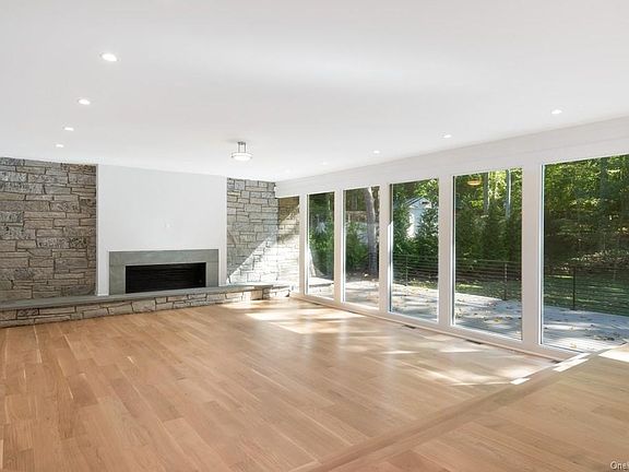 5th image of 147 Hillair Cir