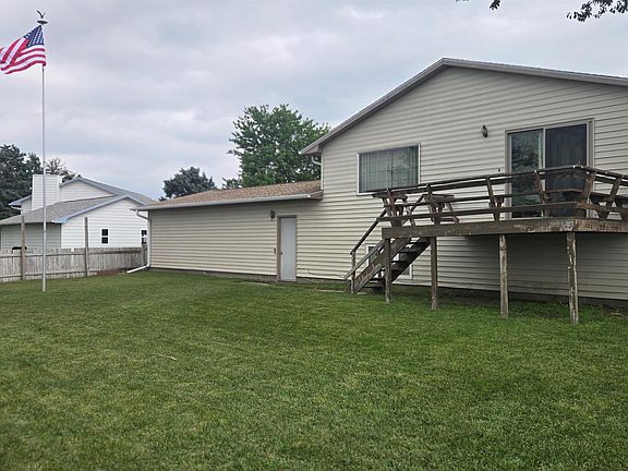 2nd image of 210 E Countryside Ln