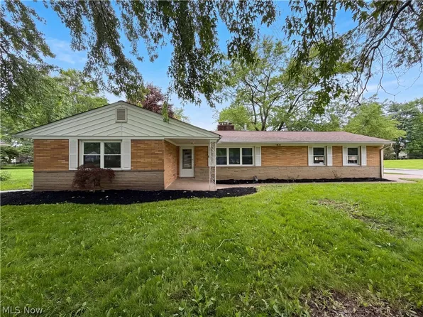 36700 Lakeland Dr, Avon, OH 44011