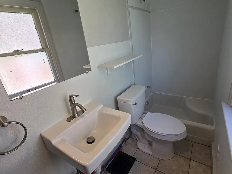 1717 E 3rd St #UPSTAIRS — Photo 2