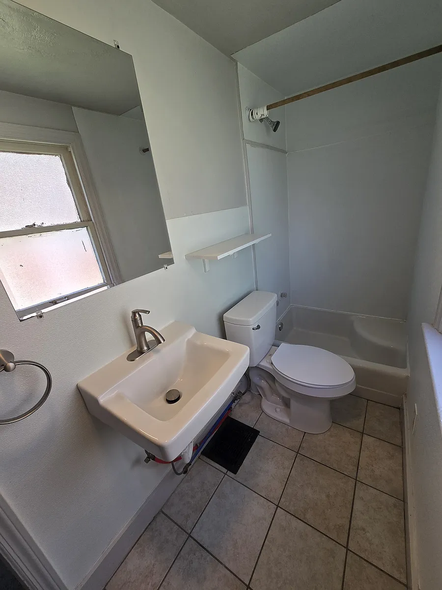 Building Photo - 1717 E 3rd St #UPSTAIRS