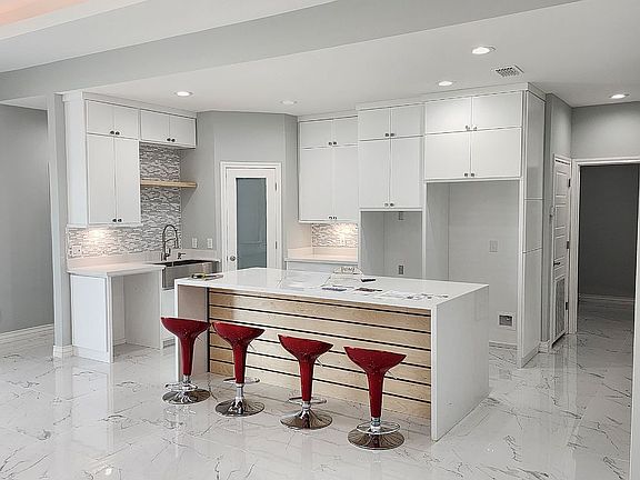 Open Kitchen/Modern Cabinets