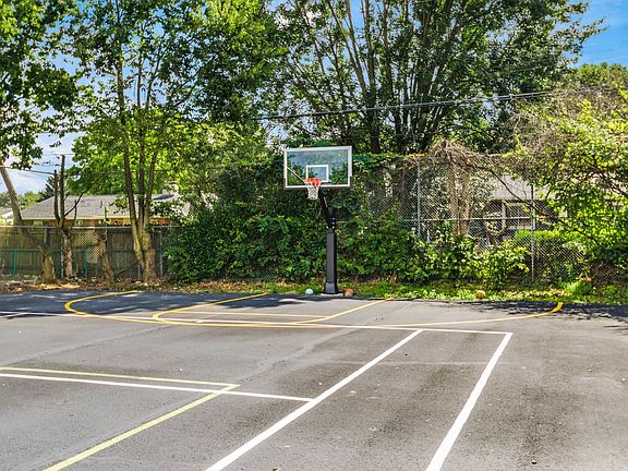 Resort-style living! Enjoy access to a tennis court/basketball court, outdoor pool, and BBQ lounge. Perfect for relaxation and recreation, this rental offers a luxury lifestyle with unbeatable amenities!