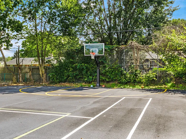 Resort-style living! Enjoy access to a tennis court/basketball court, outdoor pool, and BBQ lounge. Perfect for relaxation and recreation, this rental offers a luxury lifestyle with unbeatable amenities!