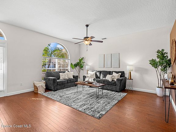 4th image of 1010 Pelican Ln