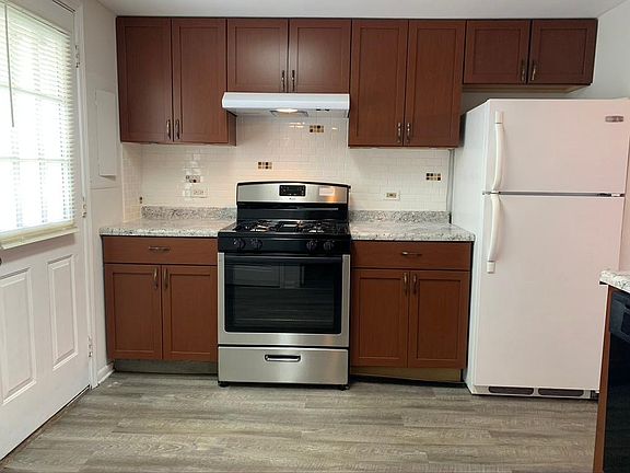 3rd image of 318 Meadow Green Ln