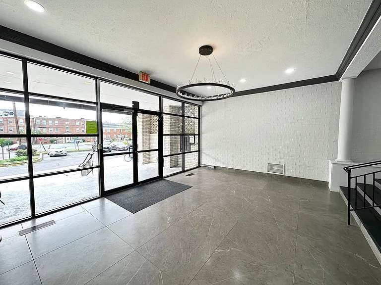 Kings Park Plaza Apartments — Photo 20