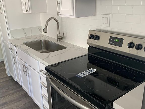 3rd image of 4451 1/2 Winona Ave